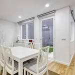Cosy Flat, Center